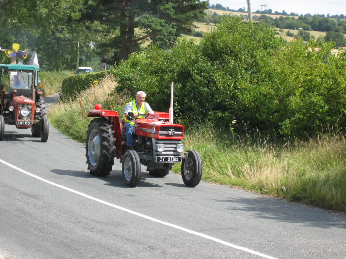 ../Images/Fr. Murphy Vintage Tractor Run 2006--25.JPG